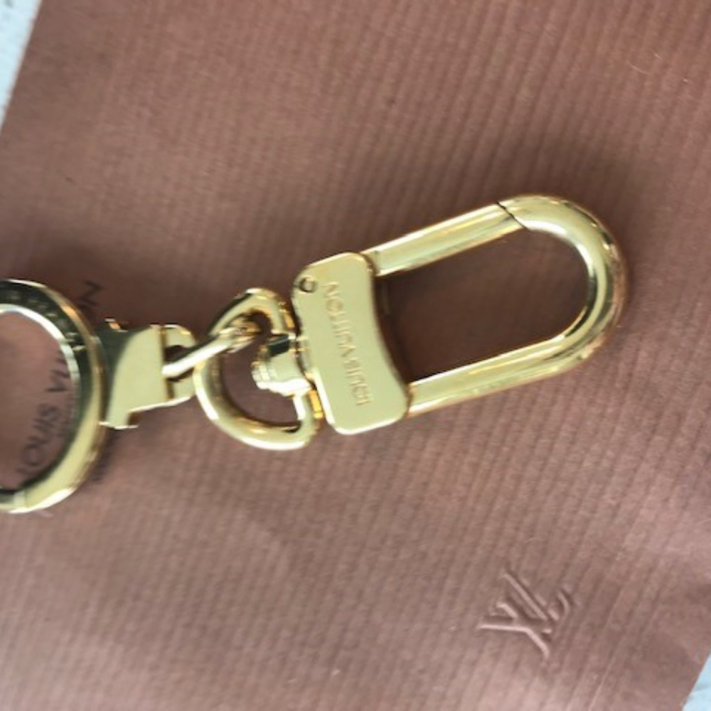LOUIS VUITTON AUTHENTIC KEY RING